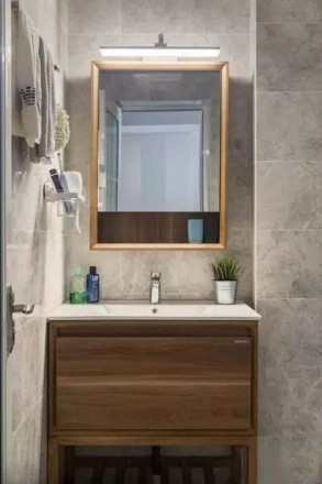 104平現代前衛風三居室，在淺色空間中融入了深綠色優雅