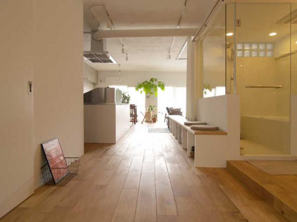 東京新宿38年房齡55平舊房改造,一進玄關,就是玻璃浴室 東京新宿38年房齡55平舊房改造,一進玄關,就是玻璃浴室