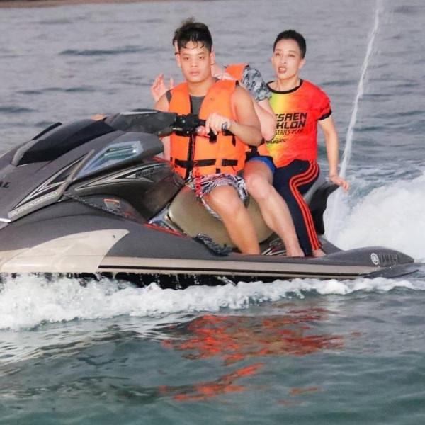 泰國16歲小王子出海度假！穿T恤亮相太帥氣，大公主陪同太溫馨啦