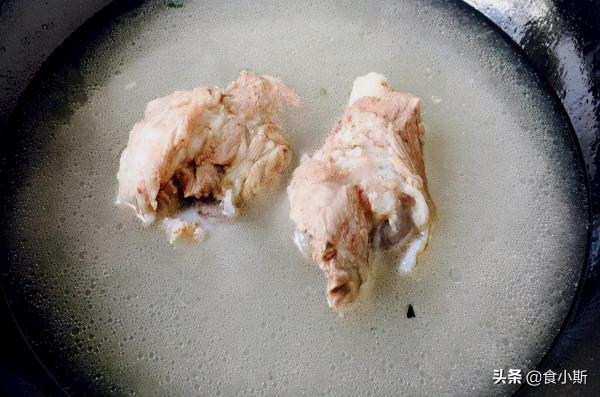 小時候農村殺豬，就等著吃這口兒，什麼調料也不加，原汁原味