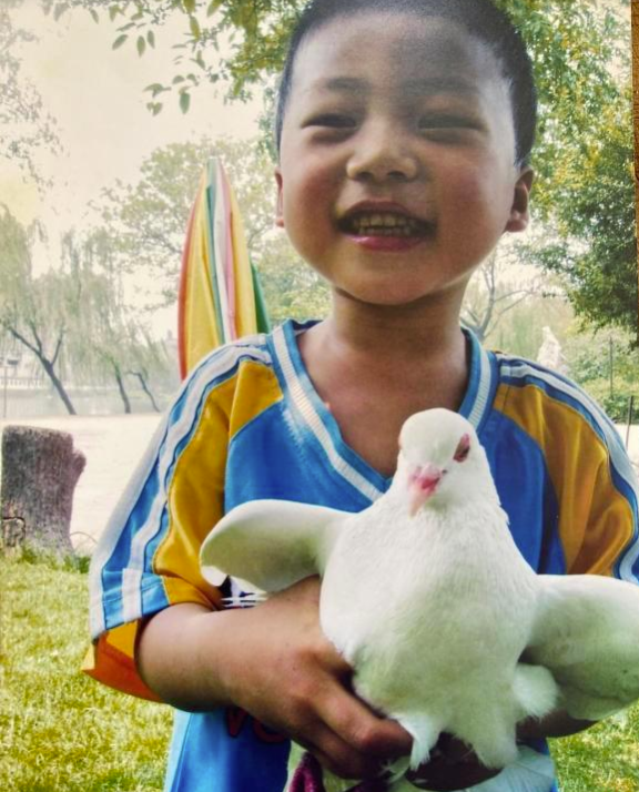 被拐女嬰30年後帶新婚丈夫回家，父親墳前哭成淚人：爸，我回家了