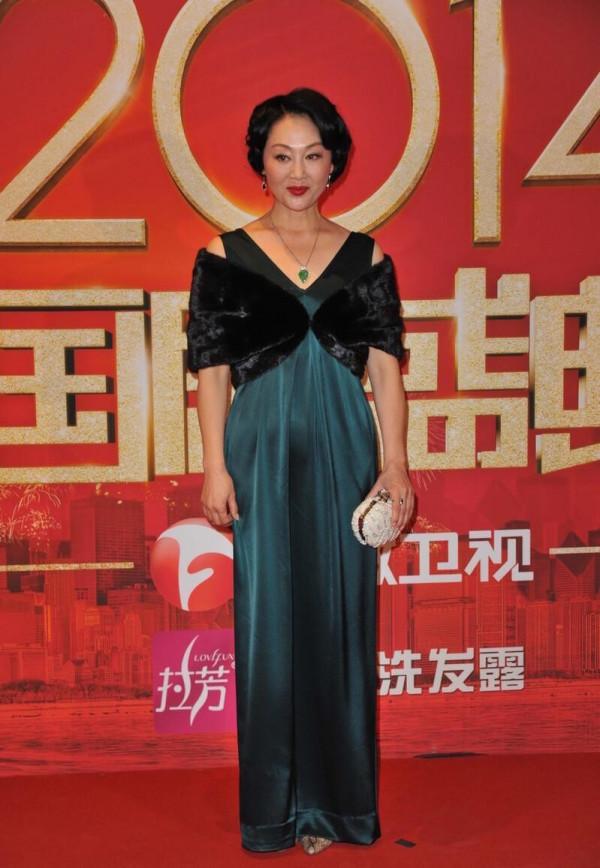 王姬歲數大了也這麼招搖,雖然造型看著挺低調,但皮草卻很“壕” 王姬歲數大了也這麼招搖,雖然造型看著挺低調,但皮草卻很“壕”