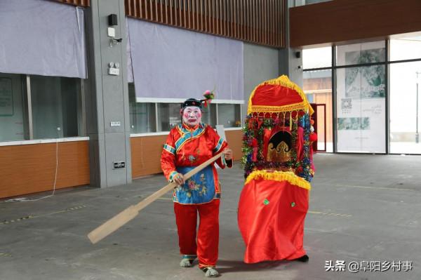 他小時候和爺爺學秧歌表演，因腳小扮老太40年，常有粉絲找他合影