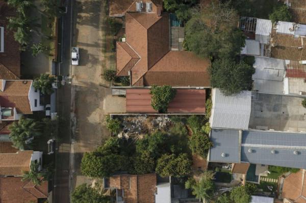 手工壓制磚與木材構築而成的自宅 &sol; Equipo de Arquitectura