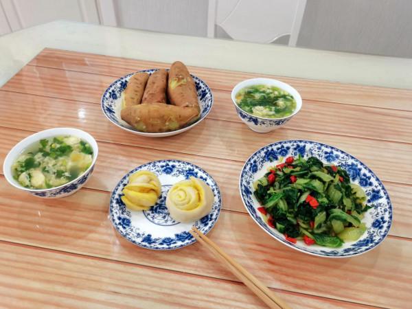 普通老百姓的餐桌，簡簡單單，花費不多，卻也吃得很香