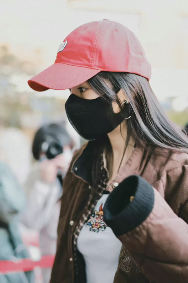 近日楊冪現身機場，咖色羽絨服加白色露臍內搭，馬甲線完美展現