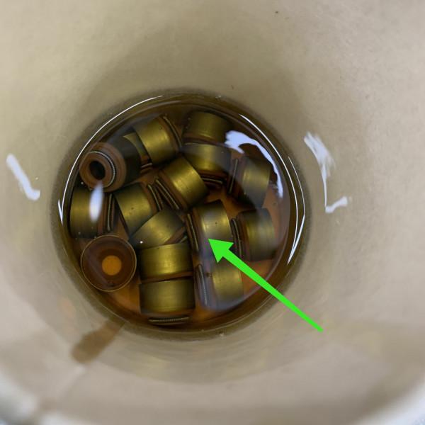 20萬公里的本田維修，冷啟動時排氣口冒藍煙，2千公里燒掉1升機油