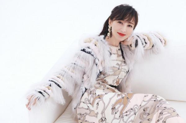 “最美孟婆”嶽麗娜：25歲嫁初戀，被老公捧上位，結婚22年生3子