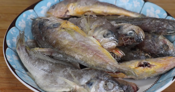 炸魚用澱粉還是麵粉，大廚教你正確做法，難怪飯店的那麼酥脆好吃