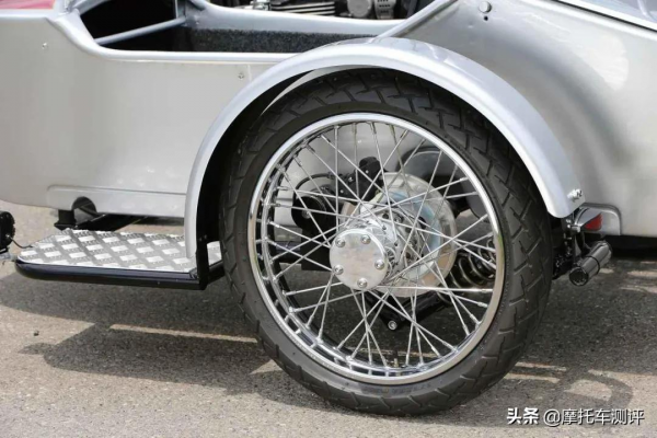 歷時一個月,打造邊三輪Triumph Bonneville T120 歷時一個月,打造邊三輪Triumph Bonneville T120