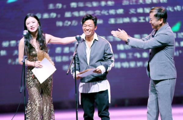 “娛圈淨土”王寶強的逆襲史:工地打工,兩次下跪,光膀子滾釘板 “娛圈淨土”王寶強的逆襲史:工地打工,兩次下跪,光膀子滾釘板