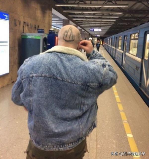 俄羅斯地鐵中的風景,“戰鬥民族”果然不一般 俄羅斯地鐵中的風景,“戰鬥民族”果然不一般