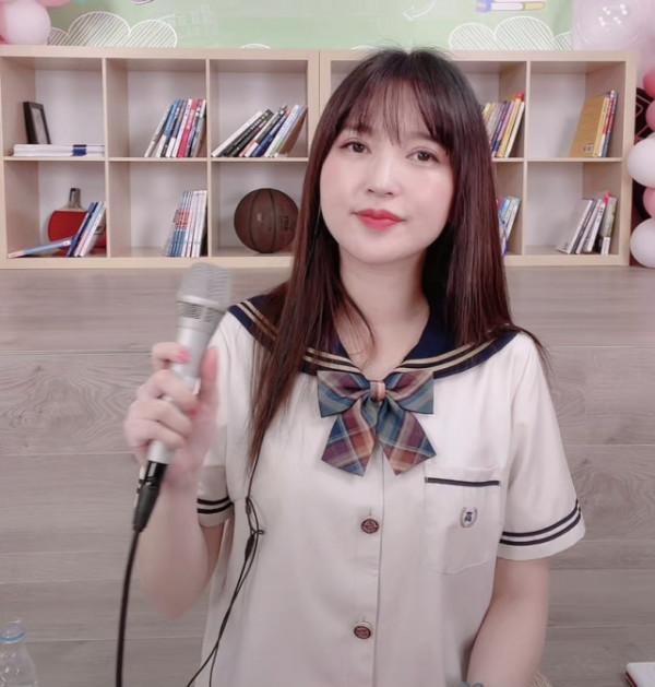 金莎中秋節直播變身嫦娥，每次換造型就像換臉