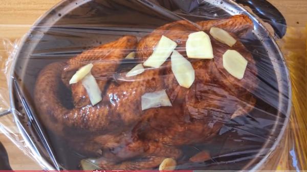 整隻雞扔進電飯鍋,不加油不加水,軟爛脫骨,比廣東烤雞還要好吃 整隻雞扔進電飯鍋,不加油不加水,軟爛脫骨,比廣東烤雞還要好吃