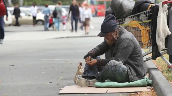 美國街頭驚現“喪屍”，末日世界真實上演，都是毒品惹的禍