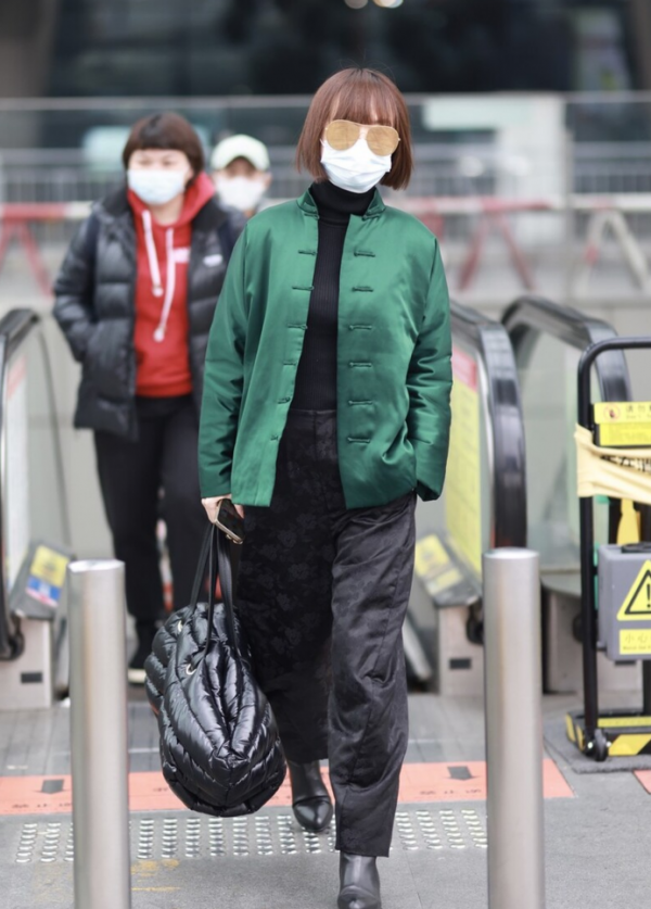 51歲的魯豫真會穿,墨綠色唐裝搭配休閒褲,盡顯高階大氣的風範 51歲的魯豫真會穿,墨綠色唐裝搭配休閒褲,盡顯高階大氣的風範