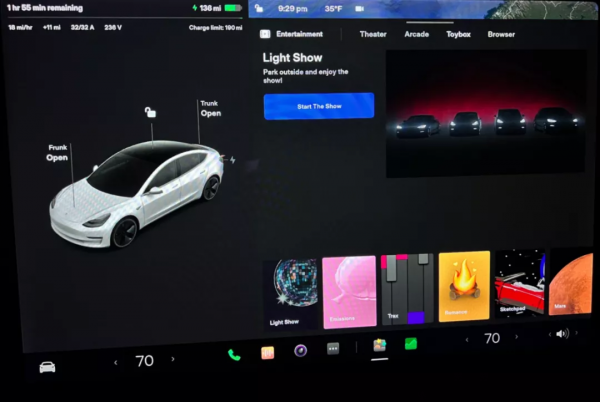 特斯拉「聖誕節」車機更新來了，新 UI、燈光秀、盲點攝像頭等