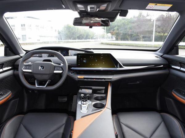 國產轎車顏值天花板？長安UNI-V真走心了，電動尾翼同級僅有