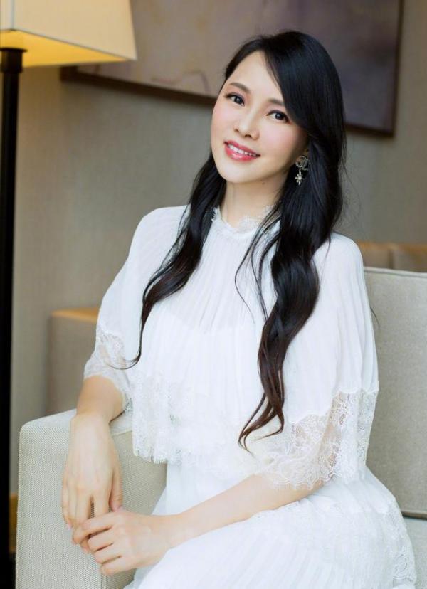 伊能靜雖然已經年過半百了，但與兒子牽手出門，感覺卻更像姐弟