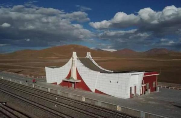 世界上海拔最高的鐵路車站，車站沒有人值守，列車到站也不停靠