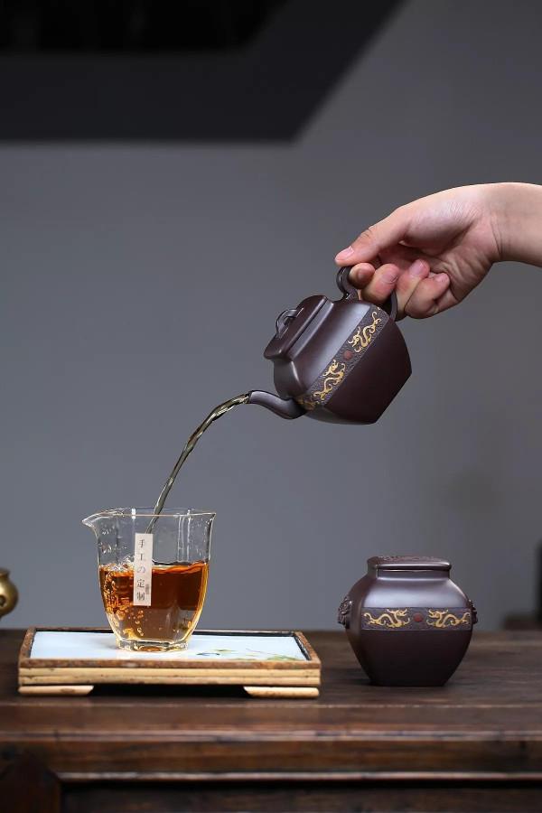 「隱廬套組」泥料：家藏原礦稀有紫血檀.280cc作者：楊衛剛