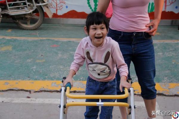 女童患怪病每天對人笑，媽媽以為她是天使，看到診斷書後痛哭不已