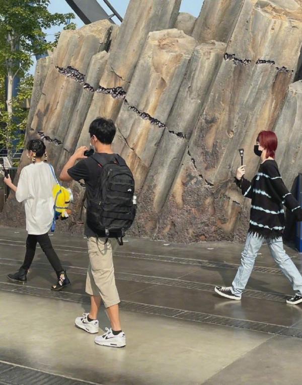 盤點環球影城偶遇明星生圖,白敬亭似商務精英,林依輪兼職賣貨? 盤點環球影城偶遇明星生圖,白敬亭似商務精英,林依輪兼職賣貨?