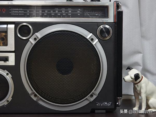JVC 70年代推出的一款類似於真正的揚聲器,RC-550行動式收錄機 JVC 70年代推出的一款類似於真正的揚聲器,RC-550行動式收錄機