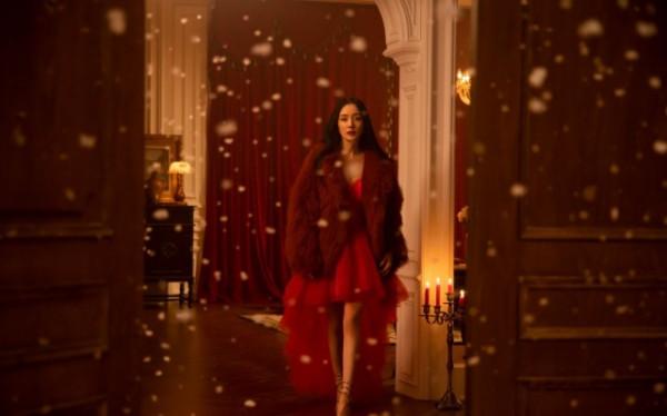 黑髮紅唇紅裙，楊冪雪中漫步重回林蕭，當年紅裙全球僅一件