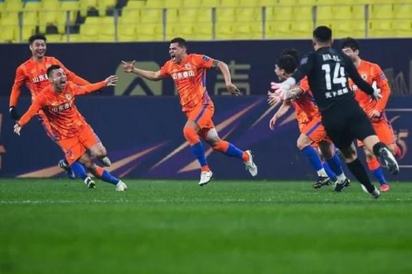 有人說賈德松射門時費萊尼越位干擾顏駿凌視線了