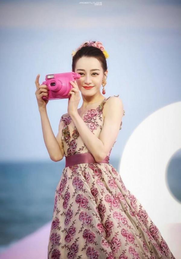 海邊紅毯直拍，關曉彤重工藝長裙配馬丁靴好突兀，時尚天賦太感人