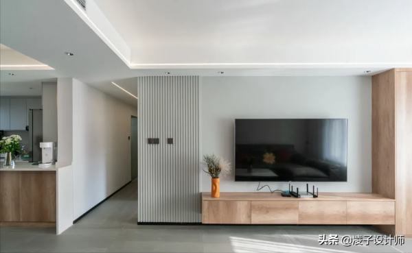 95㎡陽光暖居，入戶以亞克力透明管做隔斷，效果喜人