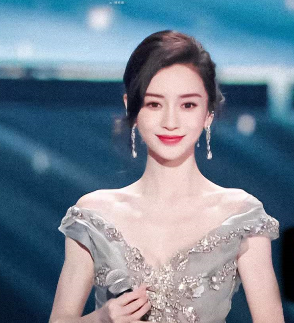 明星跨年禮服太內卷！baby楊冪高定爭鋒，唐嫣快被甩出85花