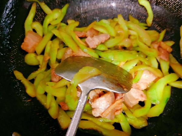 黃瓜屬於瘦身食材，做法很多，推薦一款做法給喜歡吃肉又怕胖的你