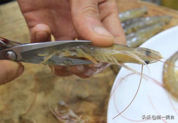 這才是油燜大蝦的家常做法，色澤金黃，鮮嫩滑口，味道不輸飯店