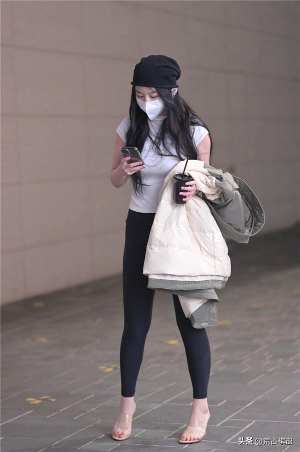 深秋時節，大家都注意保暖的時候，還有人搭配涼鞋出門