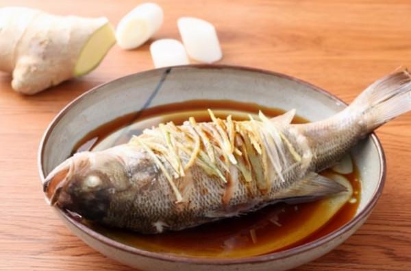 老年人為啥摔一跤就骨折？50歲後，這2種肉捨得吃，讓骨骼更強硬