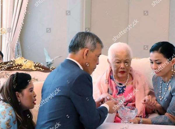 蘇提達王后優雅大方，愛用珍珠項鍊襯托氣質，分分鐘美過詩妮娜