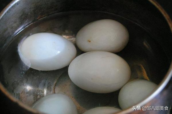 醃鹹鴨蛋，不用找黃泥，學會這個方法，簡單零失敗，個個流油起沙