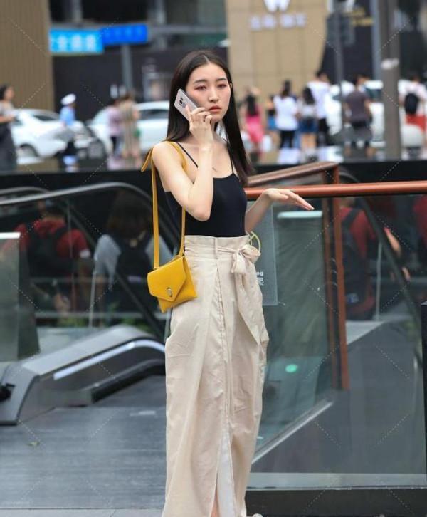 寬大寬鬆的闊腿褲也很好看，配上修身上衣，顯瘦減齡