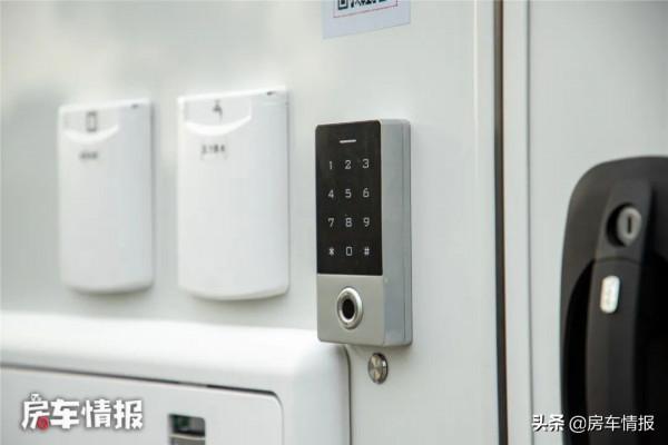 合作款房車長啥樣？水電配滿洗澡空調隨便用，比保姆車還要舒服