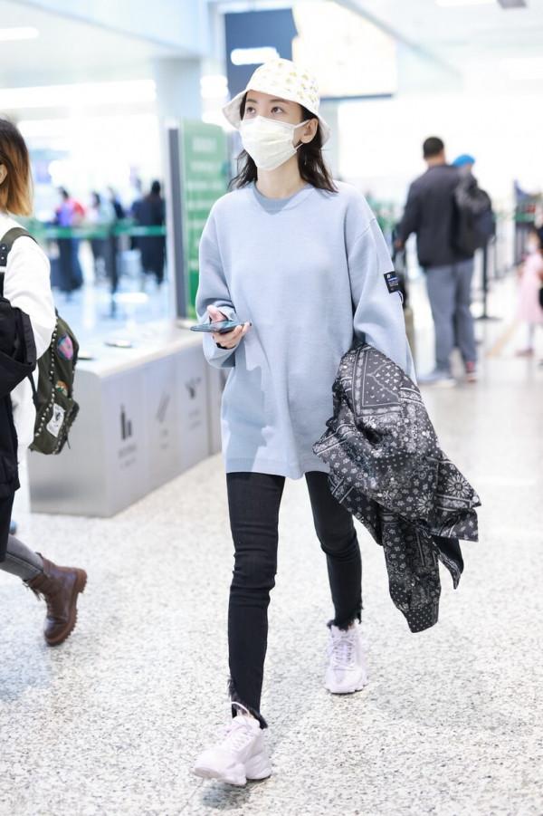 於文文穿灰色衛衣搭配黑色緊身褲,腳踩白色運動鞋隨性休閒 於文文穿灰色衛衣搭配黑色緊身褲,腳踩白色運動鞋隨性休閒