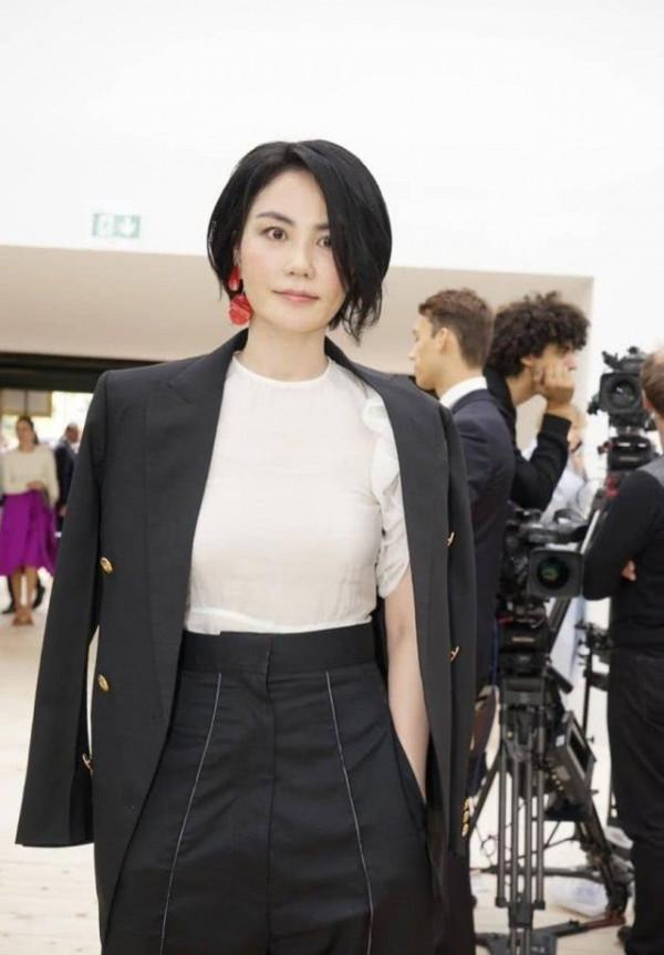 王菲短髮造型也難掩老態啊,不過多了幾分幹練優雅,氣質提升不少 王菲短髮造型也難掩老態啊,不過多了幾分幹練優雅,氣質提升不少