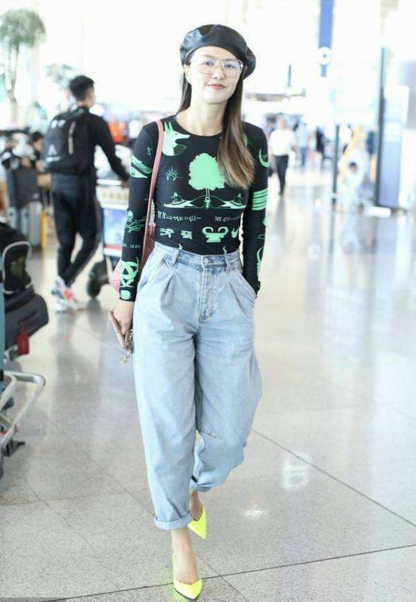 譚維維對襪子是有多愛?整個造型就襪子最搶眼,十分大膽有型 譚維維對襪子是有多愛?整個造型就襪子最搶眼,十分大膽有型