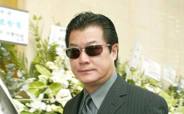 2002年羅文去世,劉鑾雄現身葬禮討債100萬,而張國榮卻為何缺席 2002年羅文去世,劉鑾雄現身葬禮討債100萬,而張國榮卻為何缺席