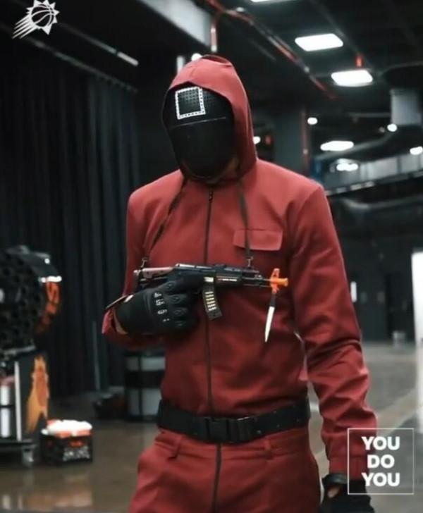 抓住熱點！麥基萬聖節造型為《魷魚遊戲》面具人