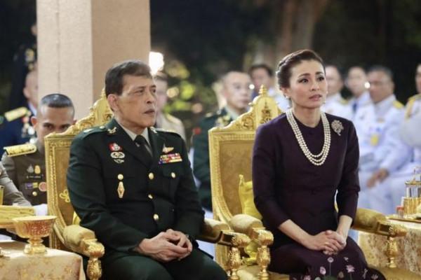 蘇提達王后優雅大方，愛用珍珠項鍊襯托氣質，分分鐘美過詩妮娜