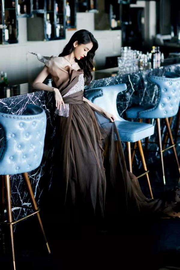 baby一出場就是焦點！穿高定鑽石裙變豪門千金，美貌從不讓人失望