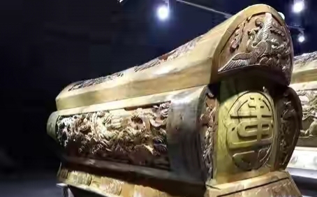 女子鬱悶亡故，忠僕劈棺救主，避火災找情郎相幫，遭劍刺命不該絕