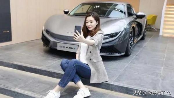 熊黛林休閒裝試駕前途k50跑車,全程面帶微笑 熊黛林休閒裝試駕前途k50跑車,全程面帶微笑